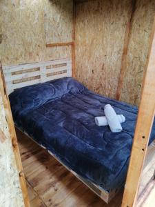 un letto in una camera con due cuscini sopra di Cabañas el mirador del tomine a Guatavita Altre 35 foto