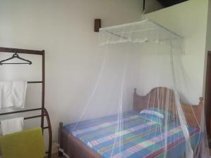 een slaapkamer met een bed met een klamboe bij Beach Corner Weligama in Weligama