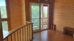 Habitación con escalera y ventana en una cabaña en Yosemite Park B&B en Renai