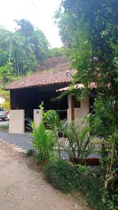 a small house with a straw roof at Canto do Sabiá PETAR Hospedagem Familiar in Iporanga