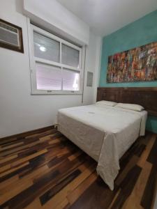 Un dormitorio con una cama grande y una ventana en Copa Lido Apartment, en Río de Janeiro