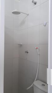 biała łazienka z prysznicem i toaletą w obiekcie Suíte 1 Zona Sul Ilhéus próximo a praia w mieście Ilhéus