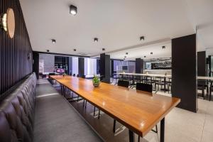 バンコクにあるLoft Bangkok Hotelのダイニングルーム(長い木製テーブル、椅子付) +52枚の写真