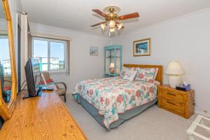 a bedroom with a bed and a ceiling fan at Seaspray in Atlantic Beach