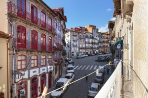 vistas a una calle de la ciudad con coches aparcados en Stay in the heart of Porto! en Oporto