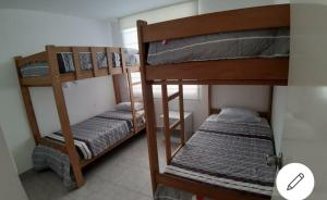 アシアにあるDepa de Playa en Asiaの小さなドミトリールームの二段ベッド2台分です。 +12枚の写真