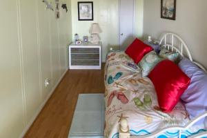 ein Kinderschlafzimmer mit einem Bett und einer Kommode in der Unterkunft A Place At The Beach VI in Atlantic Beach