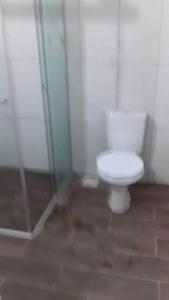 uma casa de banho com um WC e um chuveiro em N1 2 Apto Pequeño Habitación con baño privado a 120 metros de Plaza Batlle punto Central de la Ciudad em Artigas