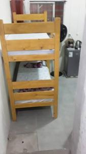 Uma ou mais camas em beliche em um quarto em N1 2 Apto Pequeño Habitación con baño privado a 120 metros de Plaza Batlle punto Central de la Ciudad
