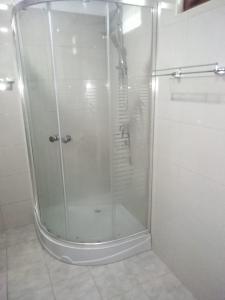 eine Dusche mit Glastür im Bad in der Unterkunft Villa seaside in Bentota