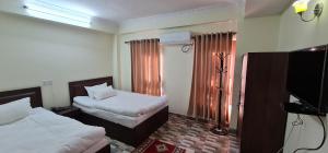 Letto o letti in una camera di Pashupati View Hotel