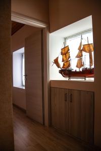 una habitación con una ventana con un barco en la pared en Spyran Apartment, en Marantochori