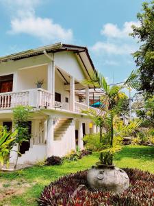 Casa blanca con balcón y patio en Alice in Paradise, en Unawatuna