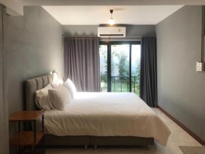 Postel nebo postele na pokoji v ubytování Benja369 บ้านเบญจา