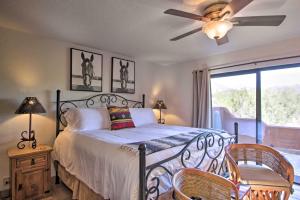 um quarto com uma cama e um ventilador de teto em La Paloma at Full Circle Ranch with Patio! em Cave Creek