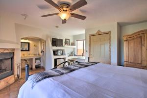Uma cama ou camas num quarto em La Paloma at Full Circle Ranch with Patio!