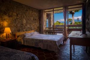 A bed or beds in a room at Hotel Terrazas Del Lago