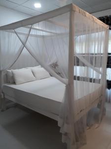 Ένα ή περισσότερα κρεβάτια σε δωμάτιο στο Villa Dineth