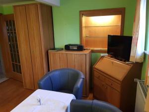 a room with a table and a desk with a television at Ferienwohnung Jestel in Einbeck