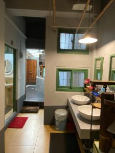 un bagno con due lavandini e una cabina doccia di Good Farming Day B&B a Chishang