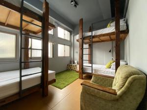 Zimmer mit 2 Etagenbetten und einem Stuhl in der Unterkunft Good Farming Day B&B in Chishang