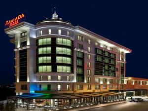 Un edificio con un cartel al costado. en Ramada Plaza by Wyndham Eskisehir, en Eskisehir