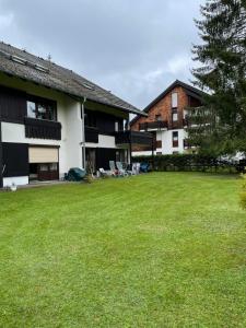 a large yard in front of a building at Titiseehnsucht - Gemütliche Wohnung mit Parkplatz in Titisee-Neustadt