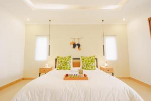 Postel nebo postele na pokoji v ubytování Villa Orked 3 with family room Seminyak