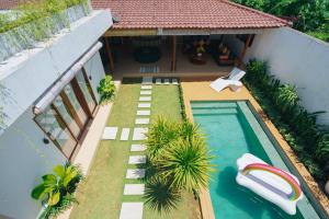 Bazén v ubytování Villa Orked 3 with family room Seminyak nebo v jeho okolí
