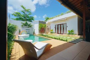 Bazén v ubytování Villa Orked 3 with family room Seminyak nebo v jeho okolí