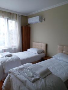 a bedroom with two beds and a window at Ceylan Apart Otel in Tekirdağ