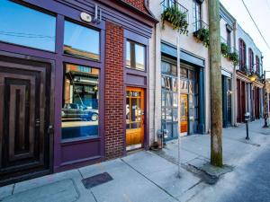 ein Gebäude mit lila Türen an einer Stadtstraße in der Unterkunft Spacious Old City Loft in Knoxville + 52 Fotos