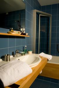 ein Badezimmer mit einem Waschbecken und einer Badewanne in der Unterkunft Residence La Villa in Stern