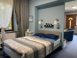 - une chambre avec un lit, une chaise et une fenêtre dans l'établissement Domek Zielarki, à Wisła