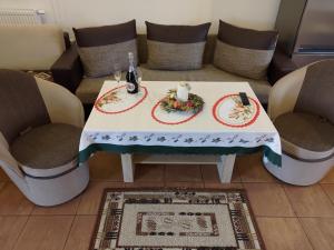 une table avec deux assiettes dans une pièce dans l'établissement Bogate Studio, à Żywiec
