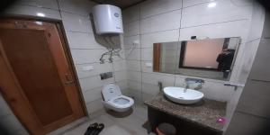 Baðherbergi á Hotel Zoon Dabb Srinagar airport kashmir