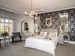 Un pat sau paturi într-o cameră la The Villa Rosa Guest House & Self-catering Apartments