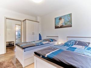 ein Schlafzimmer mit 2 Betten und einem Wandgemälde in der Unterkunft Ferienwohnung in der Sportstadt Riesa in Riesa