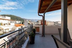 Zen Luxury Apartment tesisinde bir balkon veya teras