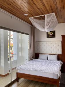 Postel nebo postele na pokoji v ubytování Holly Hostel