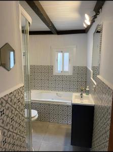 La salle de bains est pourvue d'une baignoire, de toilettes et d'un lavabo. dans l'établissement La casa de madera, à Cómpeta
