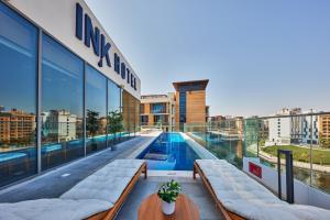 Bazén v ubytování Ink Hotel nebo v jeho okolí