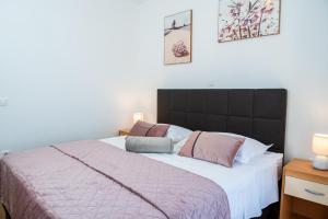 Posteľ alebo postele v izbe v ubytovaní Apartments Sutalo 2 + 37 fotografií