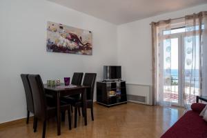 Posedenie v ubytovaní Apartments Sutalo 2