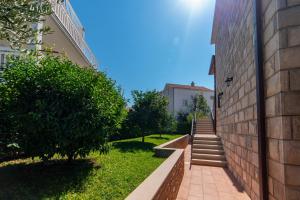 Vonkajšia záhrada v ubytovaní Apartments Sutalo 2
