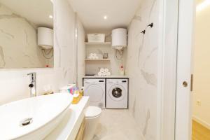 Koupelna v ubytování Apartamentos Deluxe Strada + 37 fotografií