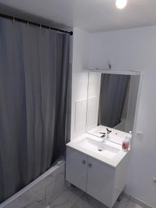 Un baño de New Regence Apartment