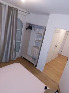 Una cama o camas en una habitación de New Regence Apartment