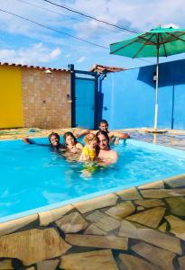 eine Gruppe von Personen in einem Schwimmbad in der Unterkunft Sítio Casa de Campo com piscina Juatuba MG in Juatuba