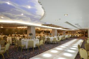 A restaurant or other place to eat at Eresin Hotels Topkapı